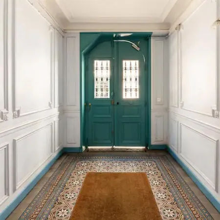 Vintage 2bd With Patio In Montmartre Paris