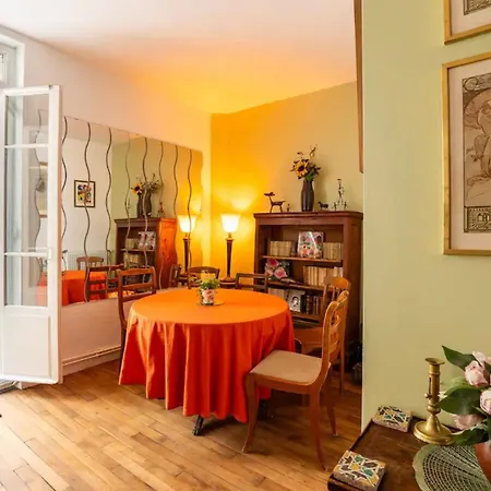Apartment Vintage 2bd With Patio In Montmartre Paris