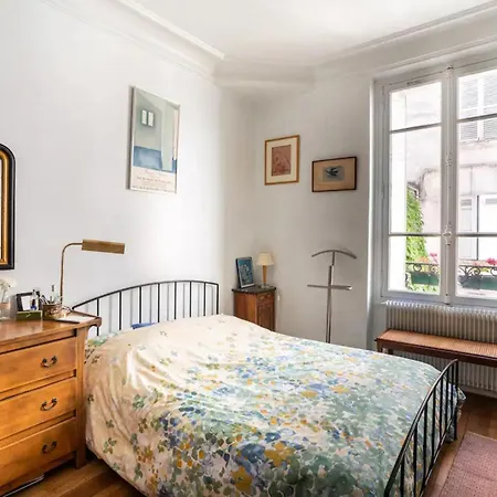 Vintage 2bd With Patio In Montmartre