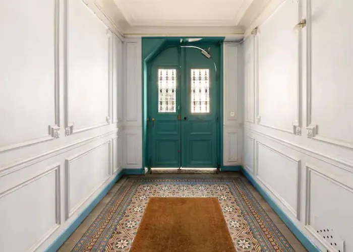 Vintage 2bd With Patio In Montmartre Paris