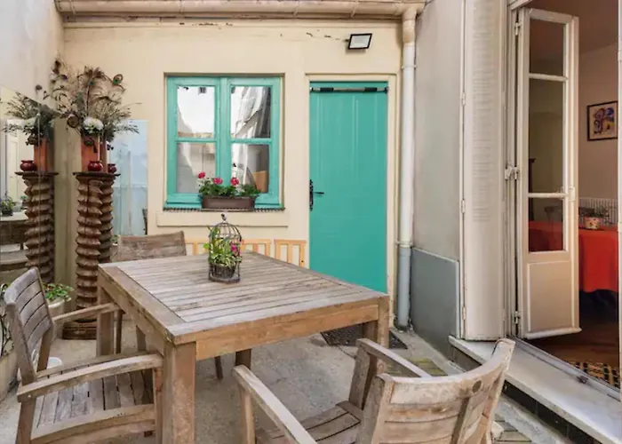 Vintage 2bd With Patio In Montmartre