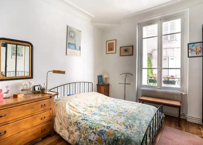 Vintage 2bd With Patio In Montmartre